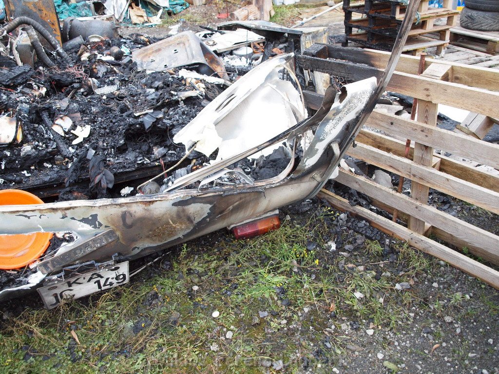 Wohnwagen ausgebrannt Koeln Muelheim Muelheimer Ring Piccoloministr P019.JPG